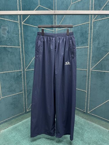 巴黎 25Ss新款Tracksuit海军蓝水洗尼龙长裤，亮相于Balenciaga 2025春季系列Look 29。 码数：S.M.L.Xl.