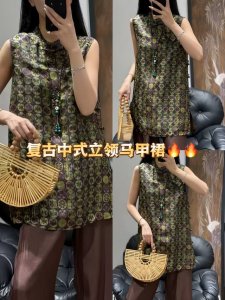 连衣裙 爆款来袭 中式高端圆领复古无袖中式连衣裙 裙身布满独特图案 呈现出艺术感与复古韵味 直筒版型简约大方 侧边开叉增添灵动气息 整体风格休闲又不失别致 Sm
