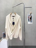 Louis Vuitton路易威登独家专供新款原单休闲男士秋冬V领披肩毛衣 高端定制 高端版本 时尚百搭爆款进口面料 手感超柔软细腻 保暖舒适 穿着亲肤舒适 高