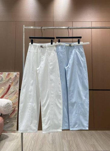 爆款现货 原单品质 Loew*｜女神同款镰刀牛仔裤 这款牛仔裤选用优质面料，工艺洗水， 夏季清新的色系 挺括的版型与个性的设计相结合，专属品牌配件装饰，让你成为
