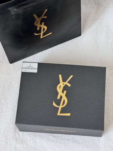 配打包箱 #一份礼盒，三重欲望，不只是梳妆台上的巴黎艺术，更是暗藏心意的终极浪漫，以金箔为笔，为魅力加冕，臻享高定礼盒，集结明星奢品# Ysl小金条四支装口红礼