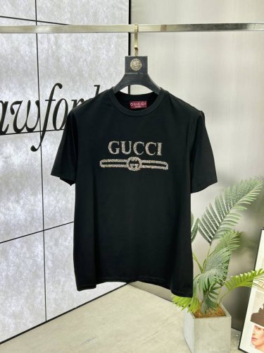 Gucci 古驰 25Ss春夏新品水晶饰品圆领短袖T恤，胸前缀饰水晶品牌立体字母设计，经典休闲单品更显精致，极简风格设计，不束缚不挑人的款式，简洁又好搭的一款T