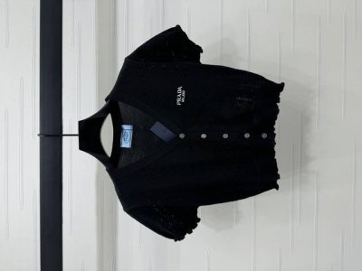 上新原单高端品质 Prad* 2025春夏最新系列！Ｖ领镂空针织短袖开衫！定制进口材质 质感有型 舒适透气 整体镂空编织纹理 袖口也下摆花边设计 胸前撞色字母L