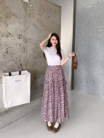 miu 25夏季新款 碎花长半裙 浪漫可爱的蓝白小花通过手绘艺术呈现出不可复制的肌理感与晕染效果，使花卉之间有自然般若隐若现的渐变感营造一种花团锦簇漂浮水面的感