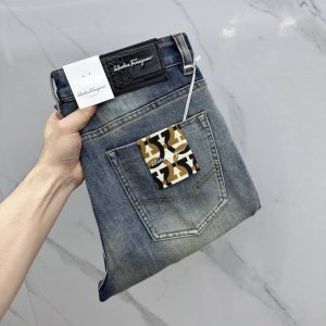 ferragamo 菲拉格慕 高端定制、2025早春薄款最新款牛仔裤 柜台同步发售 小直筒版型，进口固色面料 原版定制复刻 客供五金辅料 原单品质 重工洗水 做