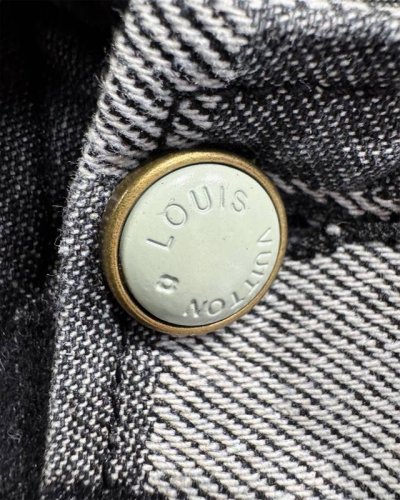 款号-Mx005 细节图 Louis Vuitton路易威登马赛克黑灰棋盘格牛仔夹克外套-顶级版本 当下时尚圈顶流，菲董联名款的马赛克牛仔套装，热度居高不下，帅