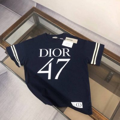 di*Or 迪奥 25Ss专柜同款圆领印花短袖T恤 定制棉质面料 厚板立体 衣服偏厚使整体高透气和柔软性的质感更加凸显 饱满的棉质感引起极度舒适 高端人士必备单