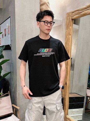 gucci古驰 新款短袖 日常出门闭眼搭定制丝光弹力棉面料短袖T恤 魅力在于创造了简约奢华感的时尚,随意搭配感受英式风格独特气质. 宽松的版型展现出休闲随意的风