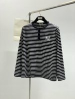 Loewe 罗意威，2025春季最新款，专柜同步有售，原单狠货，时尚休闲圆领长袖T恤，上身很有特点！吸睛而有亮点，进口原版面料，顶级刺绣工艺字母图案装饰Logo