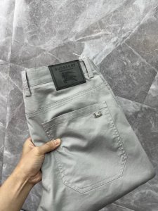 Burberry巴宝莉 休闲裤 西裤2025Ss春夏新款 高级定制裤子专用面料 定制原版五金 重工工艺打造 车工走线精细 定制面料 柔软舒适 质感显著 辅料精美