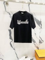 隔天到 Moncler 蒙口 字母Logo贴布刺绣 Logo标识精致升级，灵感源自八十年代复古 原版面料 官方同款 短袖T恤 定制260克同缸染面料 手感非常舒
