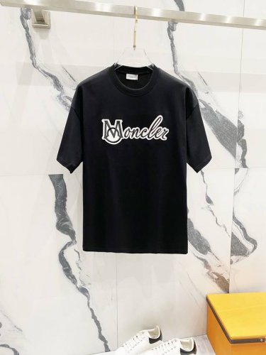隔天到 Moncler 蒙口 字母Logo贴布刺绣 Logo标识精致升级，灵感源自八十年代复古 原版面料 官方同款 短袖T恤 定制260克同缸染面料 手感非常舒