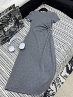 爆款现货 原单品质 Loe*｜订制可拆卸金扣 赫本风褶皱连衣裙 巨凸显气质的一款单品，高订弹力面料，完美身材呈现 裙装是季节给女孩子的浪漫， 从来不会缺席 纯色