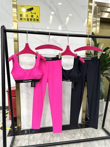 玫 黑Sml tom For*最新款心心念的运动套装 舒适亲肤 面料高密度 有质感 非常的百搭~~ 提臀效果很棒 也很修身 定织的纱线腰头非常漂亮 日常最好穿的