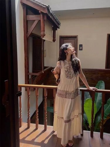 夏季上新 腰果花拼接蕾丝是整件裙子的点睛之笔，胸口民族风排扣，增加挡片 不担心走光 有安全感 旅行穿搭的不备之选。一色S-Xl