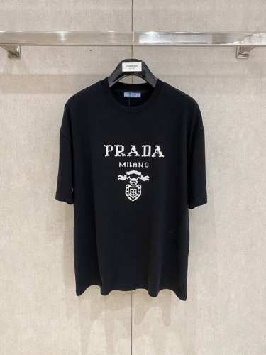 prada 普拉达 2025Ss春夏新品 重磅级尤物单品，官网在售系列。浮雕短袖T恤，定织微融感高支纯棉面料，手感非常好，前幅浮雕标识印花图案装饰，增加立体感，