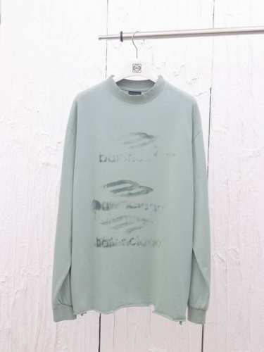 p250 balenciaga*/巴黎25新款磨破白墨涂鸦长袖 面料采用进口机器织造而成，布面纹路的独特性创造出完美的成衣效果 面料采用净布260克重 ；搭配3