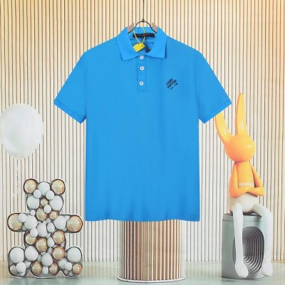Louis Vuitton 路易威登高品质翻领polo衫 胸前经典Lv字母标语 别针绣花设计彰显个性 使整个线条更加流畅舒适 面料选择：专柜定制面料 选用珠地网