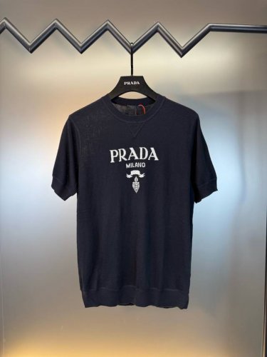 对标专柜★过验版本★prada Miland普拉达Ss25早秋字母提花针织衫 定织羊毛色织尊享毛料 细腻柔软 挺括有型 醒目标识“prada Milano”字样
