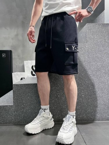 Y-3 2025春夏新款休闲短裤！官网同步发售。定制品牌经典Logo，定制面料，舒适度极好，手触感强烈。辨识度极高，完美品相工艺。 尺码：M-3Xl