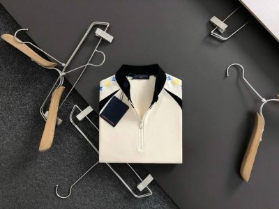 L牌**合身版型M-Xxxl 2025春夏拼接款重工贴标拉链领口翻领针织polo.精致工艺专柜面料，顶级元素融合打造，经典短袖3标齐全，潮男时尚，无论是上身舒适