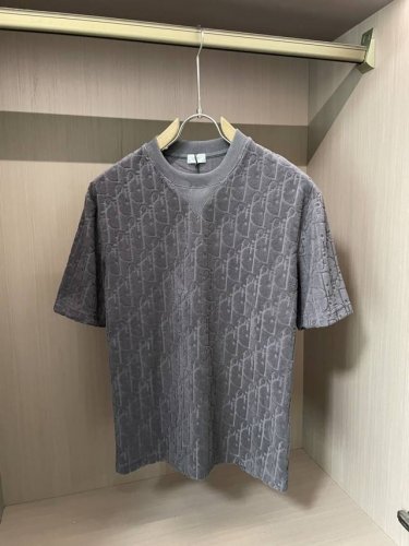 Dio2025春夏新品 将奢华与时尚完美融合。三色经典，灰色沉稳内敛，黑色神秘大气，白色纯净优雅。标志性的迪奥元素以精致提花工艺呈现，低调却尽显品牌格调。简约圆