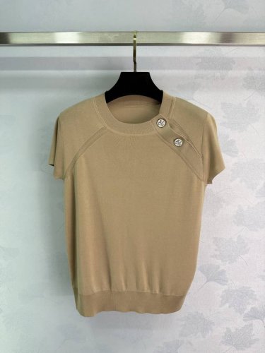 He 25早春新品 经典圆领真丝羊绒短袖套头衫 品质控必入 侧肩扣设计很高级的调调 进口真丝羊绒纱线质感无敌赞 定制金属配件 瑞士机织罗纹细节工艺简洁大气 原版