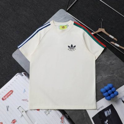 上新 顶级复刻 高端定制 Gucci 古驰 新款Adidas联名硅胶三叶草Logo休闲圆领短袖T恤 颜色：杏色 购入原版开模打造，全套定制辅料，细节决定成败 -