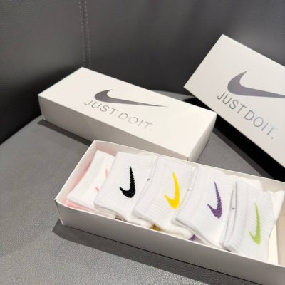 Nike耐克春夏新款马卡龙女士盒装短袜，最Ni穿搭小物髦时Girl必入五双礼盒装，内置五双不同配色短袜 现货秒发！！超火爆款式，老粉赶紧抢，对于时髦人士来说袜子