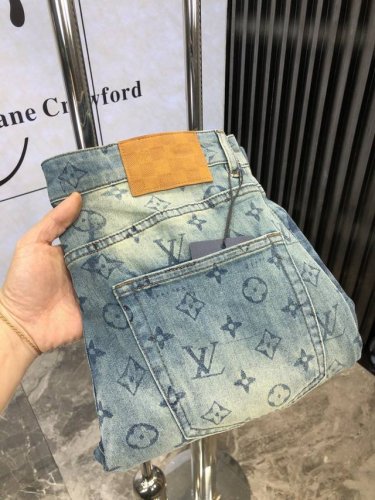 lv。高端定制、25Ss早春最新款原牛仔裤 柜台同步发售 原版定制复刻 客供五金辅料 原单品质 6进口牛仔面料重工洗水 做工走线精细 上身绝佳！优选单品Fsiz