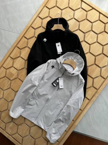 Descente 迪桑特夏季新款男士运动休闲梭织防晒衣外套 无痕压胶工艺，机能风衣男款户外防风防水透气登山服连帽防晒衣外套薄款上衣 Training系列经典To