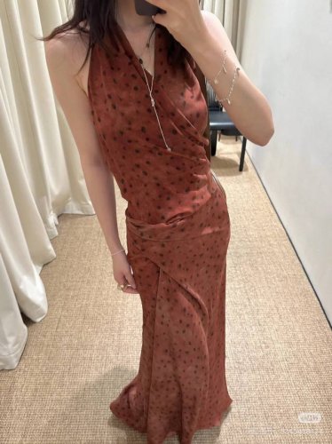 绝美连衣裙主推The R W爆款来袭无袖真丝挂脖吊带内搭小背心 精选用重磅弹力双乔缎 带一点弹力的 弹力缎的醉大优点就是相较于别的真丝 更不容易抽纱 质感好 手