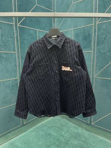 P380 迪奥 25Ss新款外套衬衫来自 Dior And Kaws 限定系列。采用蓝色棉质混纺牛仔面料精心制作，通体饰以经典的 Oblique 印花，搭配绿色