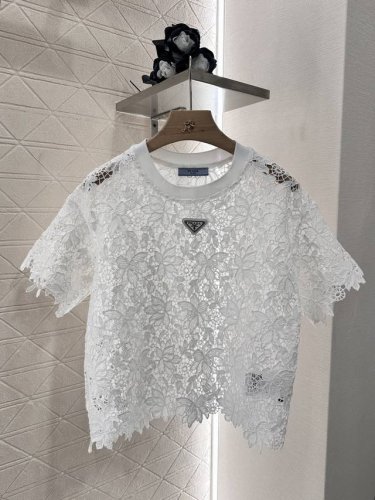 prad*2025新品上架 重工水溶蕾丝短袖短裤套装 定制Yb进口水溶蕾丝材质 柔软细腻 不易撕裂 舒适好穿 蕾丝镂空短袖内衬拉链短裤套装 上衣通体水溶蕾丝面料
