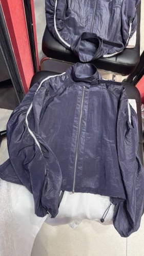 新品现货发售 超薄防晒无法不爱的一件 活力满满 又不失高级感 关键随便一穿都非常好看 面料轻薄有质感～ 减龄又时髦 强烈推荐！码数36 38 40