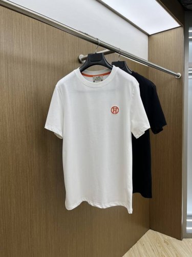 新款 Her Ss春夏新款首发专柜最新款短袖圆领T恤 高端订制 设计前卫时尚！品牌Logo重工艺设计 高端定制240克面料.手感柔软.穿着舒适.专柜级别精致车线