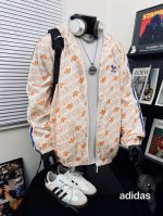 上新 Adidas阿迪达斯三叶草爆款防晒刺绣连帽外套 男女同款 穿在身上没有感觉，好像和身体融为一体，超轻薄透气，防晒衣的主要作用是防治 防晒衣太阳紫外线的直接