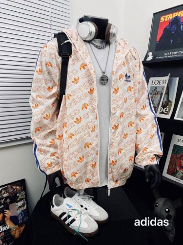 上新 Adidas阿迪达斯三叶草爆款防晒刺绣连帽外套 男女同款 穿在身上没有感觉，好像和身体融为一体，超轻薄透气，防晒衣的主要作用是防治 防晒衣太阳紫外线的直接