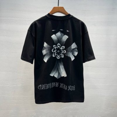 克L心 2025夏季新款短袖 走秀款 今年最新最设计 非常洋气 独家定制原版纯棉面料 最新涂鸦图案设计 垂感超好不易褶皱 不起球 透气舒适 细节走线完美无瑕疵
