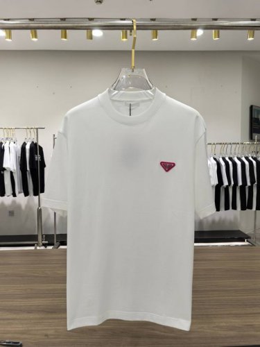 新品 prada 男士时装款圆领短袖T恤，贸易公司洋行货，高级限定款，25年春夏新品，明星级人气单品！ 客供埃及进口顶级面料，甄选尼罗河区域光照极好的上等棉花原