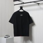 off Ow White Ow机场胶带箭头印花短袖 美国设计师 Virgil Abloh 以年轻世代的流行文化为号召，一手创立奢华街头潮牌 Off-White。