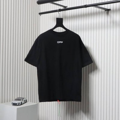 off Ow White Ow机场胶带箭头印花短袖 美国设计师 Virgil Abloh 以年轻世代的流行文化为号召，一手创立奢华街头潮牌 Off-White。
