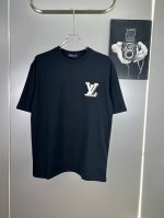 P120 高端原版规格版本 路易1V 2025 系列西部贴布Logo经典刺绣短袖T恤 下摆麻花刺绣品牌Logo字母 25 时装秀的曙目风采。三标齐全 采用高克重