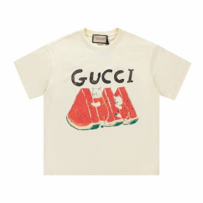 款号 359 gucci新品 无感印花 高克重短袖 选用客供定制针织100%纯棉面打造,面料手感细腻 厚实有质感的纯棉布 高密度的机织工艺 如棉絮般柔紧致舒适