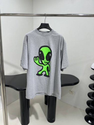 春夏新品High There + Dripley中号版型T恤 定制定染复古平纹针织面料 中号版型剪裁 正面和背面饰以Hight There + Dripley艺