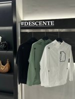 供 款号8867 Descente-迪桑特 最新款迪桑特爆款连帽防晒衣皮肤衣 专柜同款四面弹皮肤衣男女同款 采用经典Upf四十 面料制成的运动连帽上衣。面料顺滑