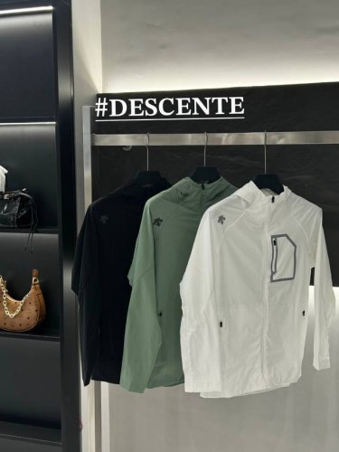 供 款号8867 Descente-迪桑特 最新款迪桑特爆款连帽防晒衣皮肤衣 专柜同款四面弹皮肤衣男女同款 采用经典Upf四十 面料制成的运动连帽上衣。面料顺滑