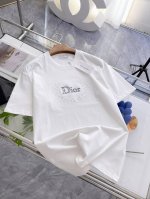 迪奥夏季新品，全新高组波工艺，高定面料 玉蚕丝般的丝滑 时尚经典圆领短袖时尚单品设计，更加时尚舒适，高标准定制，上身非常有型，客供辅料，客供进口高档面料质感非常