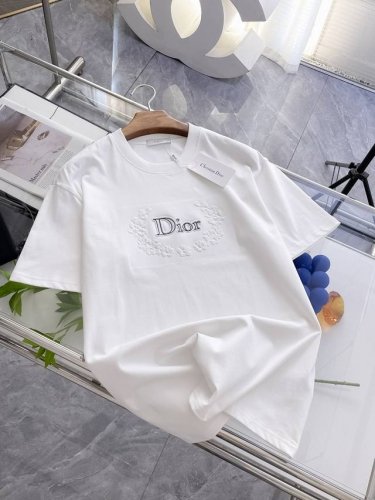 迪奥夏季新品，全新高组波工艺，高定面料 玉蚕丝般的丝滑 时尚经典圆领短袖时尚单品设计，更加时尚舒适，高标准定制，上身非常有型，客供辅料，客供进口高档面料质感非常