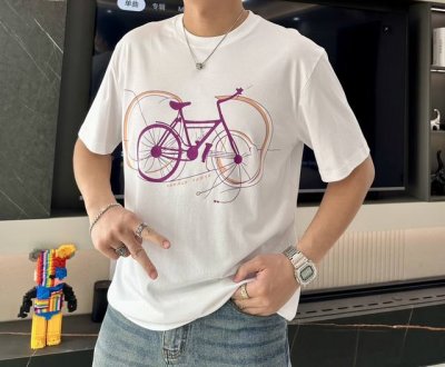 sg 男女同款 ，爱*仕 春夏最新自行车印花圆领T恤衫，宽大版型Over Size风格，完全不挑身材，整体效果宽松却极具韵味，不会松垮到没型，穿搭更是万能得百搭